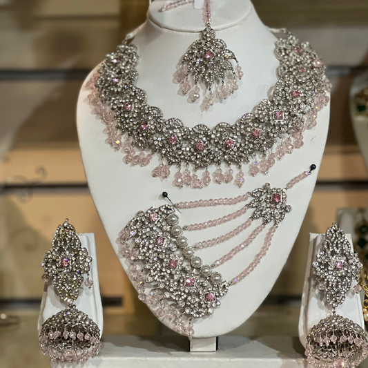 "Sophisticated Sparkle: Bridal Jewelry Set to Highlight Your Wedding Day"